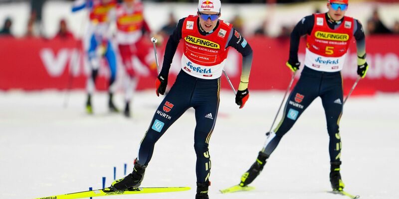 Vinzenz Geiger (l) und Julian Schmid siegten gemeinsam im Teamsprint beim Weltcup in Lahti. - Foto: Georg Hochmuth/APA/dpa