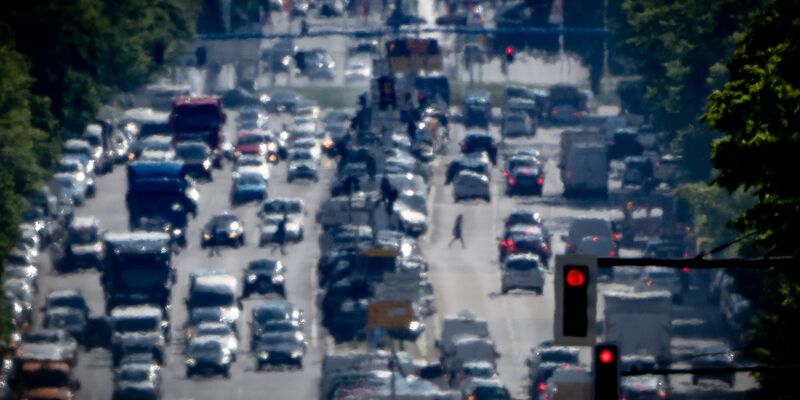 In Deutschland haben fast zwei Drittel der Autos inzwischen Abgaswerte nach den neueren und strengeren Normen Euro 5 oder Euro 6. - Foto: Michael Kappeler/dpa