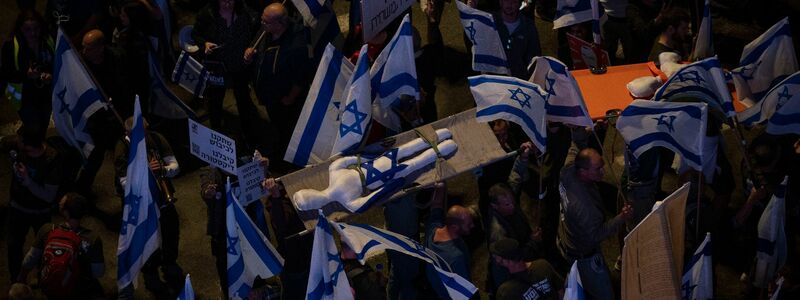Israelis protestieren in Tel Aviv gegen die Pläne der Regierung von Premierminister Netanjahu, das Justizsystems zu reformieren. - Foto: Oded Balilty/AP/dpa