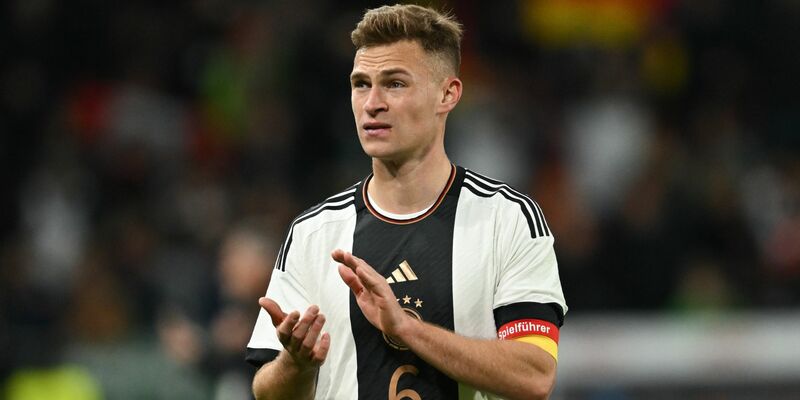 Joshua Kimmich hat sich kritisch zum Trainerwechsel beim FC Bayern geäußert. - Foto: Arne Dedert/dpa