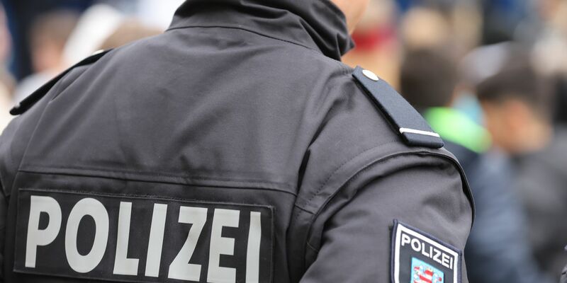 Polizeibeamte hatten einem Bericht zufolge mehr Arbeit mit Kriminalfällen. - Foto: Bodo Schackow/dpa