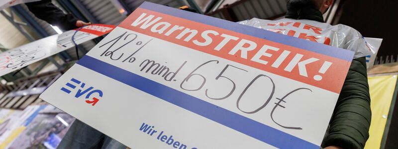 «Warnstreik! 12% mind. 650 €»: Streikkundgebung der EVG am Hauptbahnhof Stuttgart. - Foto: Julian Rettig/dpa