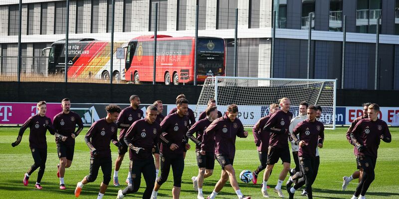 Thomas Müller (l) und Mats Hummels (2.v.l) beim Abschlusstraining. - Foto: Christian Charisius/dpa