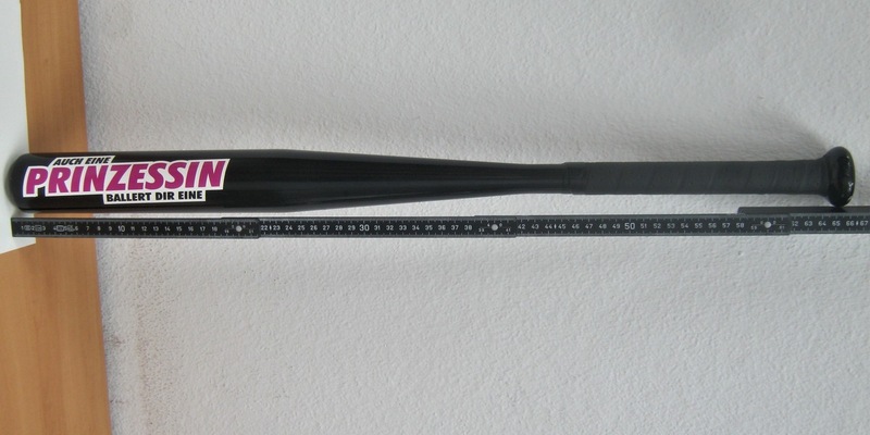 POL-GT: Räuber droht mit Baseballschläger - Polizei veröffentlicht Fotos der Tatbekleidung und des Baseballschlägers - Foto: presseportal.de