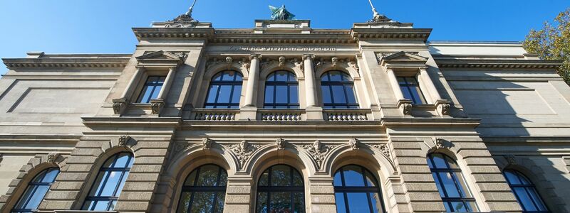 Die Fassade des Kaiser Wilhelm Museum in Krefeld. - Foto: Bernd Thissen/dpa