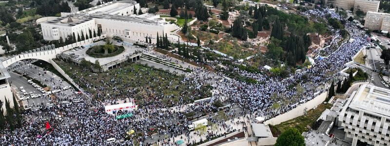 Zehntausende Demonstranten protestieren vor dem Parlament in Jerusalem gegen die geplante Justizrefom. - Foto: -/AP/dpa