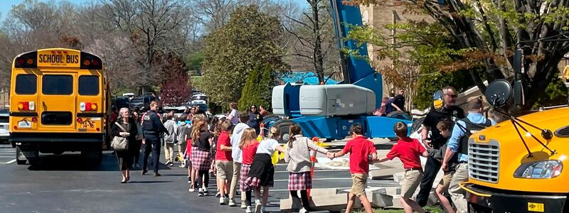 Schülerinnen und Schüler der Grundschule in Nashville werden am Tag des Amoklaufs in Sicherheit gebracht. - Foto: Jonathan Mattise/AP/dpa