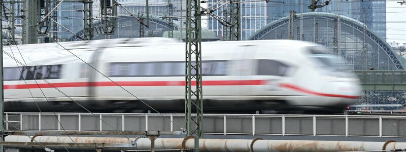 Ein ICE der Bahn verlässt den Frankfurter Hauptbahnhof. - Foto: Arne Dedert/dpa
