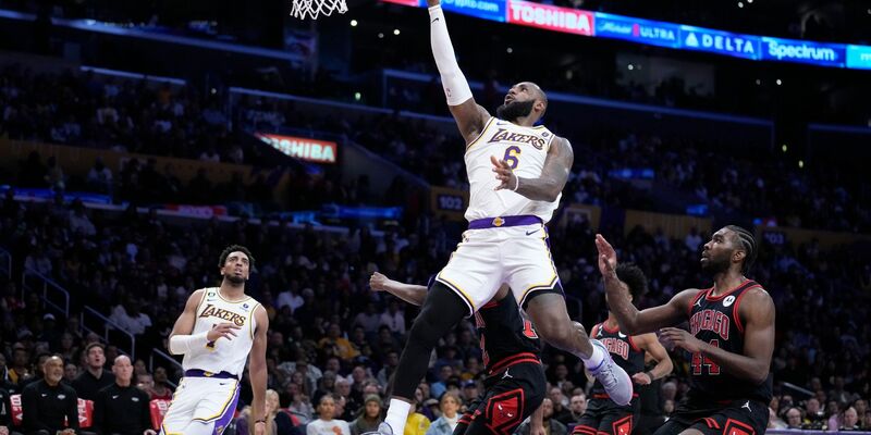 Basketball-Superstar LeBron James spielt auch nächste Saison bei den Lakers. - Foto: Marcio Jose Sanchez/AP/dpa