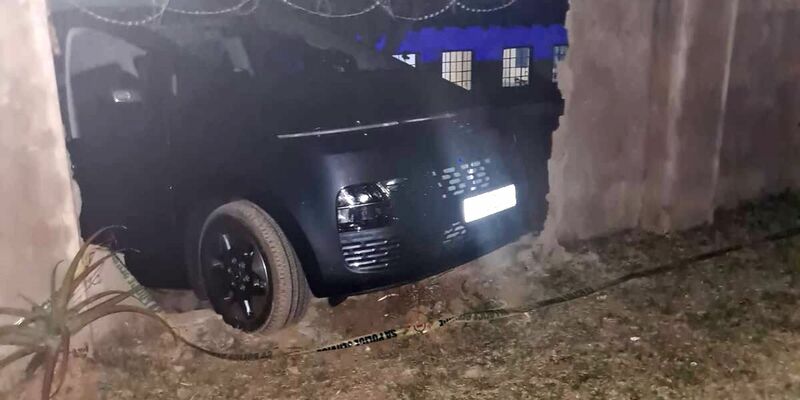 Ein Auto hat nahe des Numbi-Eingangs zum Kruger-Nationalpark eine Mauer durchbrochen. Ein deutscher Tourist aus Fulda ist bei dem Raubüberfall 2022 erschossen worden. - Foto: Selvy Mohlala/SAPS Mpumalanga/dpa