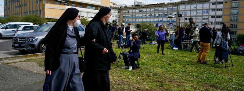 Zwei Nonnen gehen an dem Krankenhaus Agostino Gemelli vorbei, in dem sich Papst Franziskus aufhält. - Foto: Alessandra Tarantino/AP