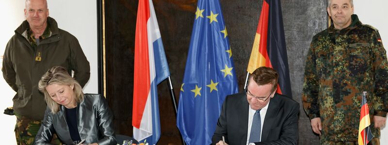 Pistorius und Ollongren unterzeichnen die Kooperationsvereinbarung. - Foto: Heiko Becker/dpa