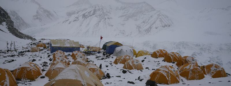 Eingeschneite Zelte stehen am vorgeschobenen Basislager in 6500 Metern Höhe am Mount Everest, der auf tibetisch «Qomolangma» heißt. - Foto: Zhaxi Cering/XinHua/dpa