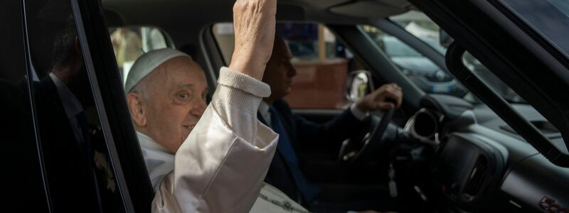 Papst Franziskus verlässt das Agostino-Gemelli-Universitätskrankenhaus. Hier wurde er wegen einer Bronchitis behandelt. - Foto: Domenico Stinellis/AP