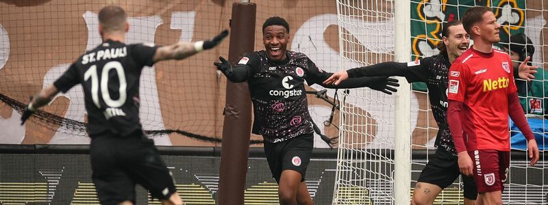 Oladapo Afolayan (2.v.l) war St. Paulis Matchwinner beim Heimsieg gegen Regensburg. - Foto: Christian Charisius/dpa