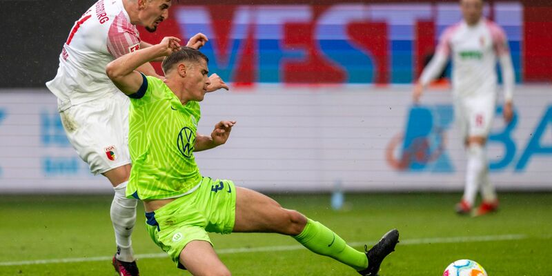 Neu-Nationalspieler Mergim Berisha traf zum Augsburger 2:0 in Wolfsburg. - Foto: David Inderlied/dpa