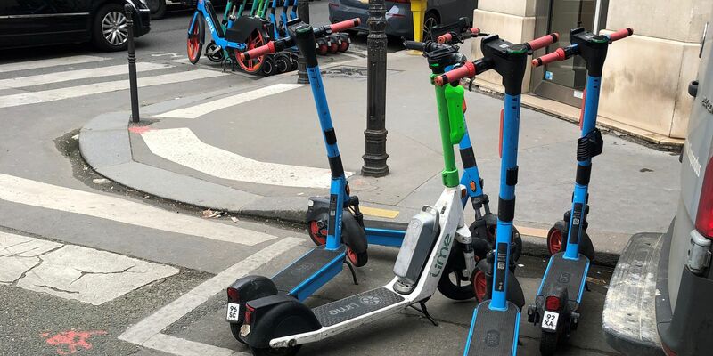 E-Scooter wurden in Paris zum Streitthema, weil sie oft Gehwege blockierten und die Verkehrssicherheit in Gefahr geriet. - Foto: Michael Evers/dpa