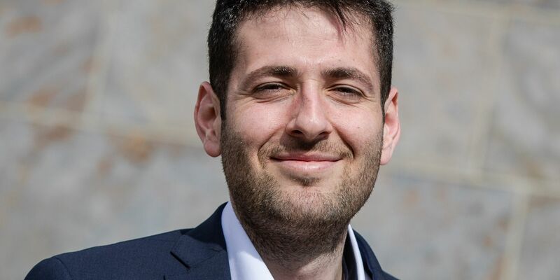 Ryyan Alshebl (Grüne) kam als Flüchtling aus Syrien nach Deutschland - nur wird er Bürgermeister von Ostelsheim. - Foto: Christoph Schmidt/dpa