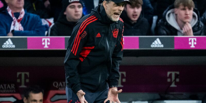 Bayern Münchens Trainer Thomas Tuchel muss das Champions-League-Spiel gegen Manchester United von der Tribüne aus anschauen. - Foto: Tom Weller/dpa