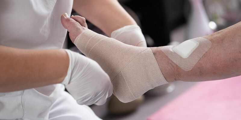 Pflegende Angehörige sollen stärker entlastet werden. - Foto: Sebastian Gollnow/dpa