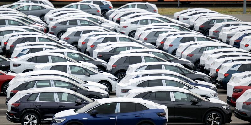 Mehr als 45.000 Elektrofahrzeuge wurden im September neu zugelassen. (Archivbild)  - Foto: Hendrik Schmidt/dpa