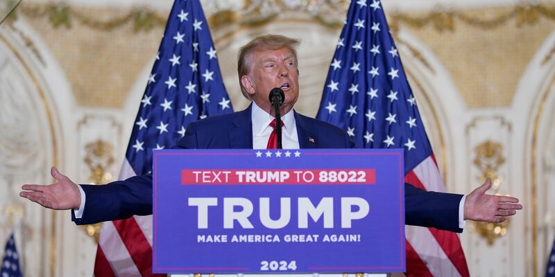 Muss sich derzeit in zahlreichen verschiedenen Fällen mit Gerichten auseinandersetzen: Donald Trump. - Foto: Evan Vucci/AP