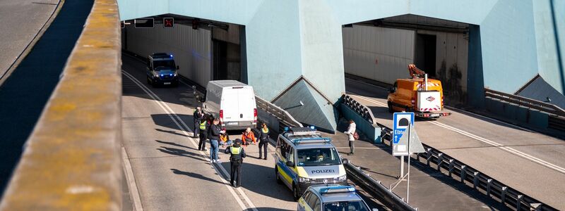 Ein Verkehrsschild mit der Aufschrift «Elbtunnel» steht Anfang April an der Autobahn A7. (Archivbild) - Foto: Daniel Bockwoldt/dpa