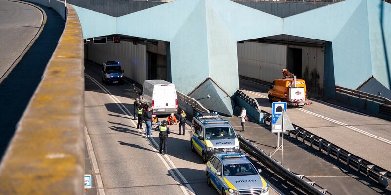 Ein Verkehrsschild mit der Aufschrift «Elbtunnel» steht Anfang April an der Autobahn A7. (Archivbild) - Foto: Daniel Bockwoldt/dpa