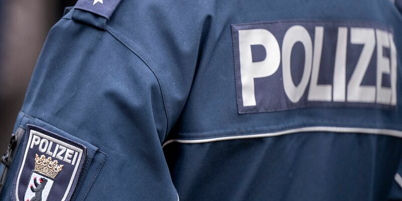 Die Berliner Polizei ermittelt in zwei Fällen von Gewalttaten: Zwei Frauen sind dadurch zu Tode gekommen. - Foto: Monika Skolimowska/dpa