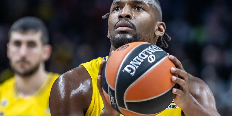 Albas Jaleen Smith (r) kämpft gegen Thomas Klepeisz von Ratiopharm Ulm um den Ball. - Foto: Andreas Gora/dpa
