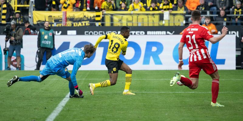 Die BVB-Spieler lassen sich von ihren Fans feiern. - Foto: Bernd Thissen/dpa
