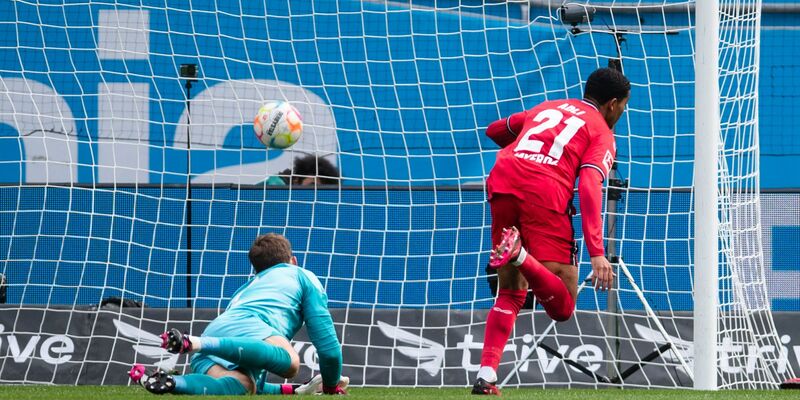 Bayers Victor Boniface (r) feiert sein Tor zum 1:0 mit Bayers Jonas Hofmann. - Foto: Marius Becker/dpa