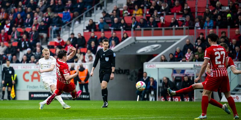 Harry Kane (r) und die Bayern kamen nicht über ein 2:2 in Freiburg hinaus. - Foto: Tom Weller/dpa