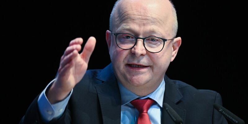 Michael Theurer geht davon aus, dass auch der Bahnhof Fangschleuse nahe der Tesla-Autofabrik bei Berlin wie geplant kommt. - Foto: Bernd Weißbrod/dpa