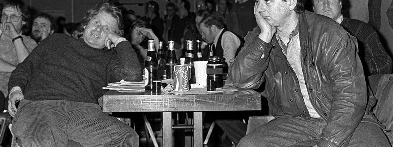 Joschka Fischer (r) und Daniel Cohn-Bendit (l) bei der Landesdelegiertenversammlung der hessischen Grünen im Frankfurter Stadtteil Bergen-Enkheim im Februar 1987. - Foto: Frank Kleefeldt/dpa