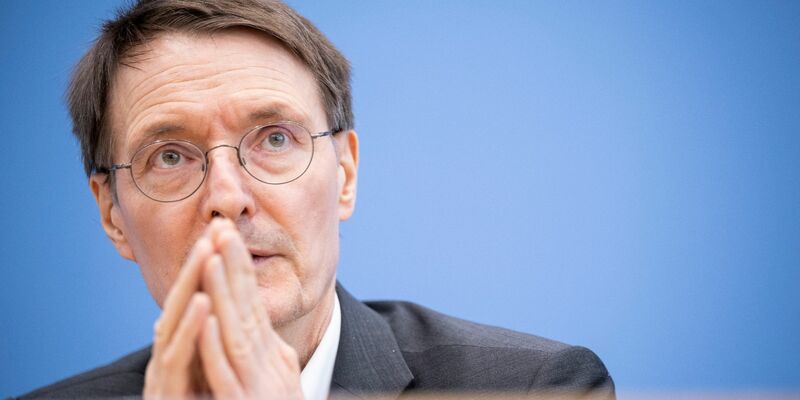 Bundesgesundheitsminister Karl Lauterbach rechnet bereits in diesem Jahr mit Erleichterungen für Ärzte und Patienten. - Foto: Hannes P. Albert/dpa