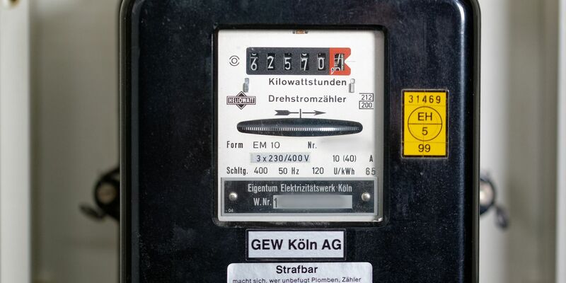Je nach Bundesland müssen Bürgerinnen und Bürger einen unterschiedlich hohen Anteil ihres Einkommens für Strom und Gas aufwenden. - Foto: Henning Kaiser/dpa