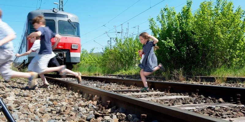 Bundespolizeidirektion München: Eindringlicher Appell der Bundespolizei: Von Gleisen und Oberleitungen fernhalten! - Foto: presseportal.de