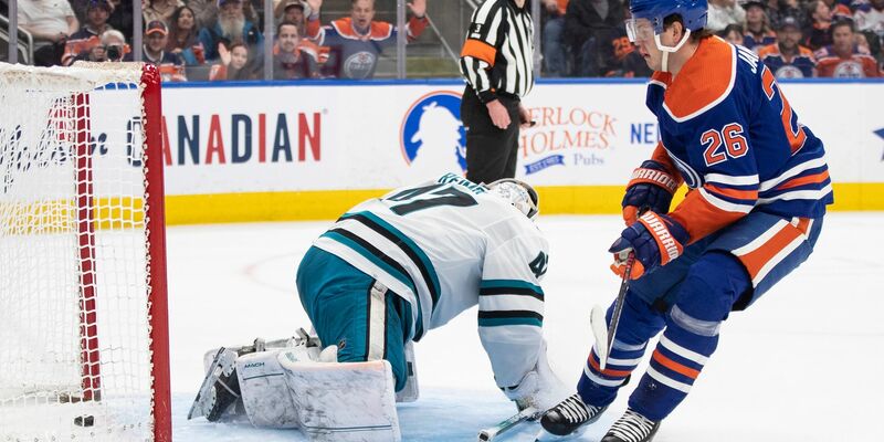 Eishockey: Marc-Edouard Vlasic (44) von den San Jose Sharks sieht zu, wie die Edmonton Oilers während des ersten Drittels ein Tor feiern. - Foto: JASON FRANSON/The Canadian Press/AP/dpa