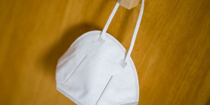 Mit EG.5 breitet sich aktuell eine neue Variante des Coronavirus weltweit aus. In Sachen Gefährlichkeit geben Experten jedoch Entwarnung. - Foto: Daniel Karmann/dpa