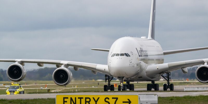 Eine Lufthansa-Maschine des Typs Airbus A380 rolltauf dem Flughafen in München. - Foto: Peter Kneffel/dpa