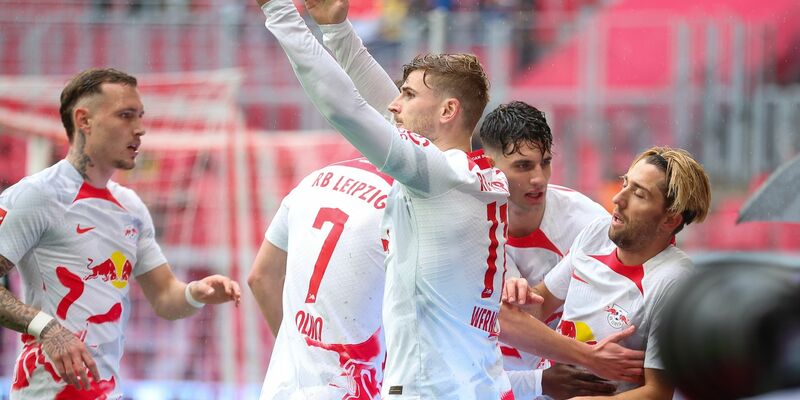 Lois Openda (r) bereitete per Hacke ein Tor für Benjamin Sesko vor.  - Foto: Jan Woitas/dpa