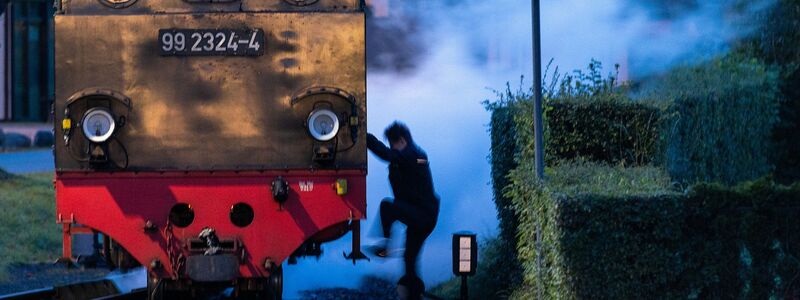Eine Dampflok der Kleinbahn «Molli» wird am Morgen für die erste Fahrt des Tages vor den Personenzug rangiert. - Foto: Jens Büttner/dpa