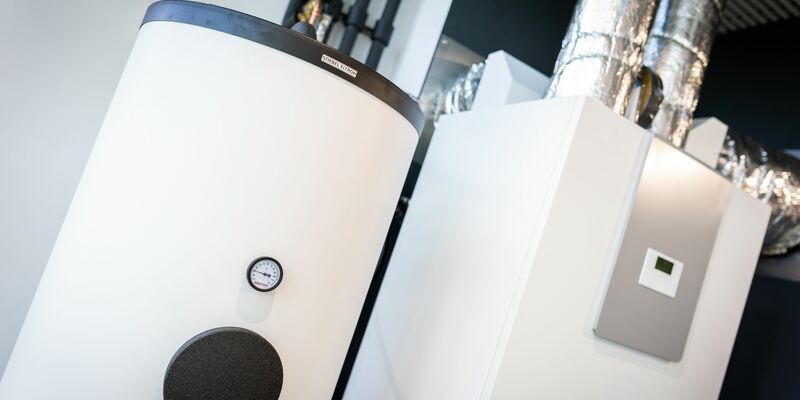 Eine Luft-Wasser-Wärmepumpe in der Außenaufstellung (für Ein- und Zweifamilienhaus) auf dem Gelände des Unternehmens «Stiebel Eltron». - Foto: Moritz Frankenberg/dpa