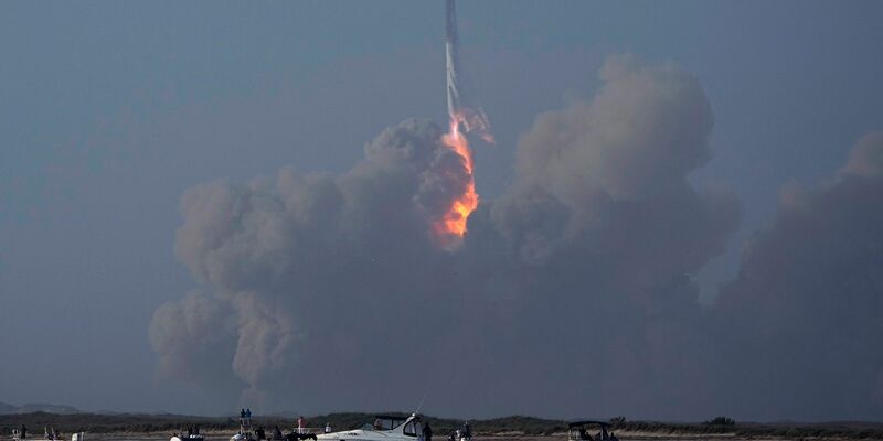 Das Raumschiff «Starship» von SpaceX startet am 20.04.2023 im texanischen Boca Chica - und explodiert nur vier Minuten später. - Foto: Eric Gay/AP/dpa