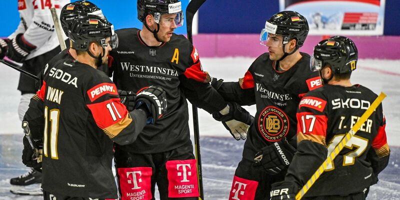 Tom Kühnhackl trifft mit einem fulminanten Schuss zum zwischenzeitlichen 3:0. - Foto: Armin Weigel/dpa