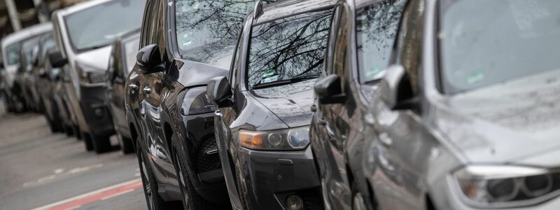 Fettes Auto: Ein SUV parkt in einer Reihe mit anderen Autos. (Archivbild) - Foto: Sebastian Gollnow/dpa