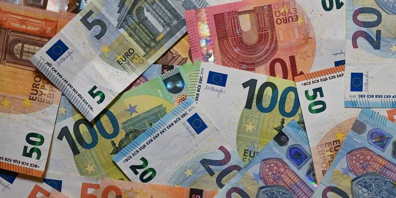 Während der Pandemie hatten viele Menschen mehr Geld übrig als in normalen Zeiten. - Foto: Patrick Pleul/dpa-Zentralbild/dpa