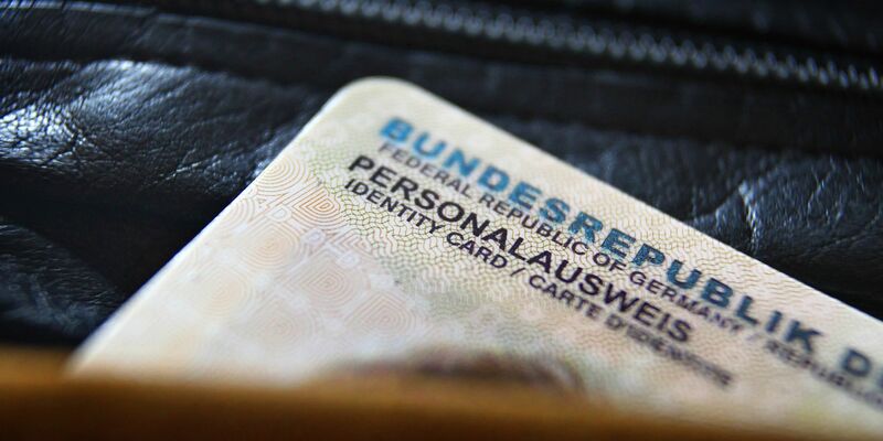 Deutscher Personalausweis: In Deutschland sind 14 Prozent der Bevölkerung keine deutschen Staatsbürgerinnen und Staatsbürger. - Foto: Karl-Josef Hildenbrand/dpa