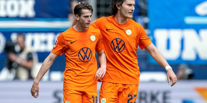 Bochums Bernardo (2.v.l.) erzielte per Kopf das Tor zum zwischenzeitlichen 2:0. - Foto: David Inderlied/dpa